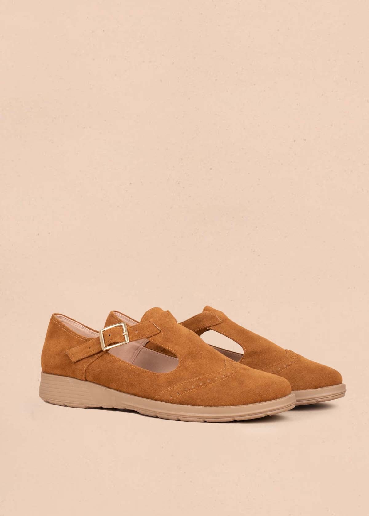 Zapatos cerrados color miel con correa 105449