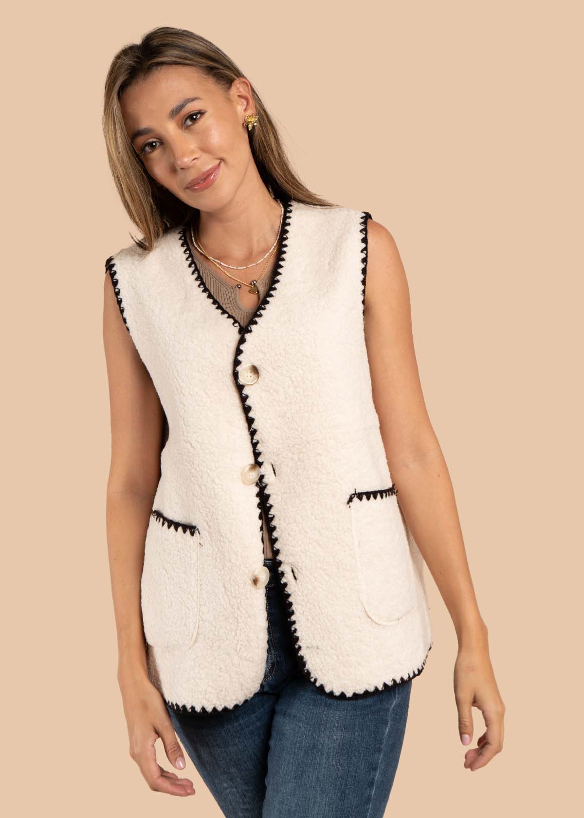 Chaleco color beige con botones y bolsillos 105463