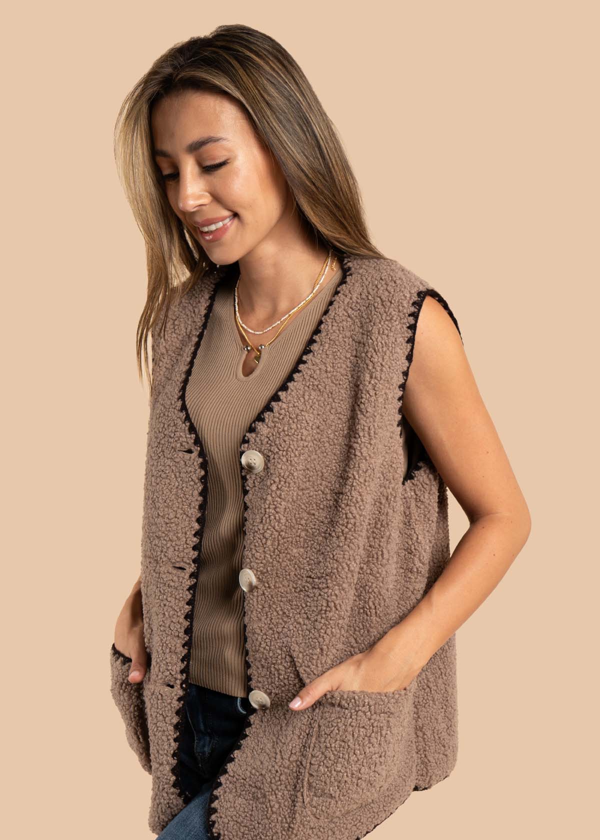 Chaleco color camel con botones y bolsillos 105463