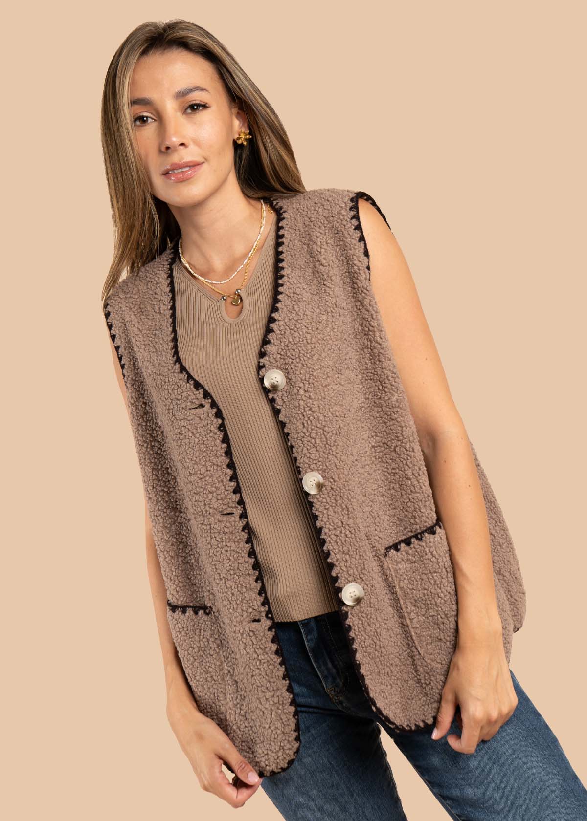 Chaleco color camel con botones y bolsillos 105463