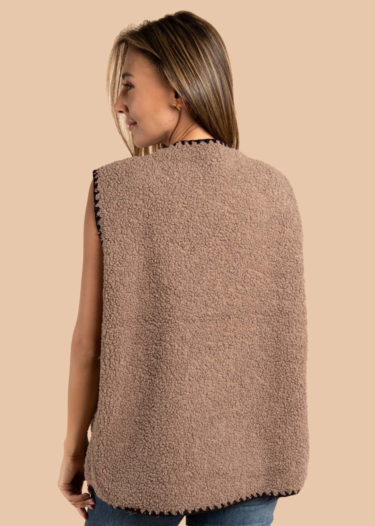 Chaleco color camel con botones y bolsillos 105463