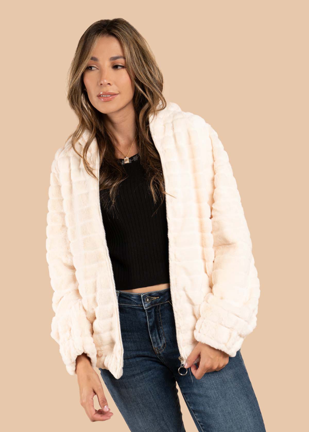 Chaqueta color beige con capota 105465