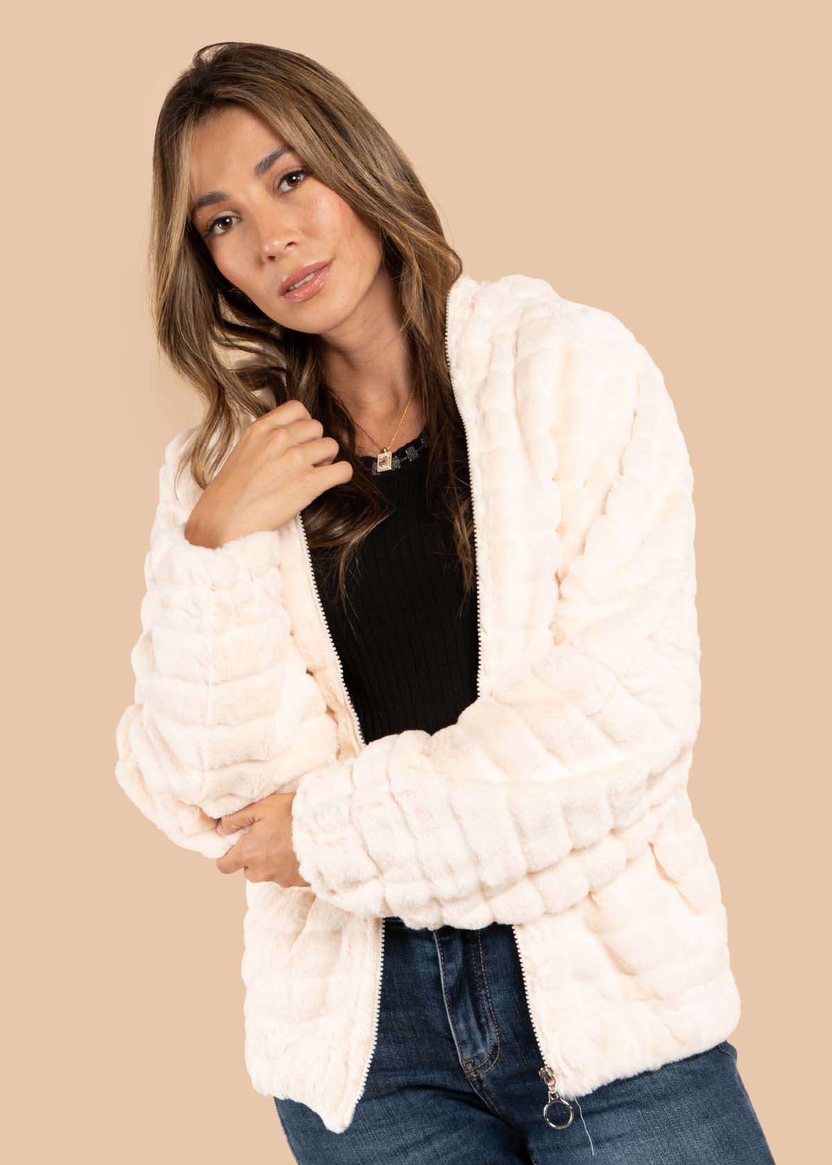 Chaqueta color beige con capota 105465