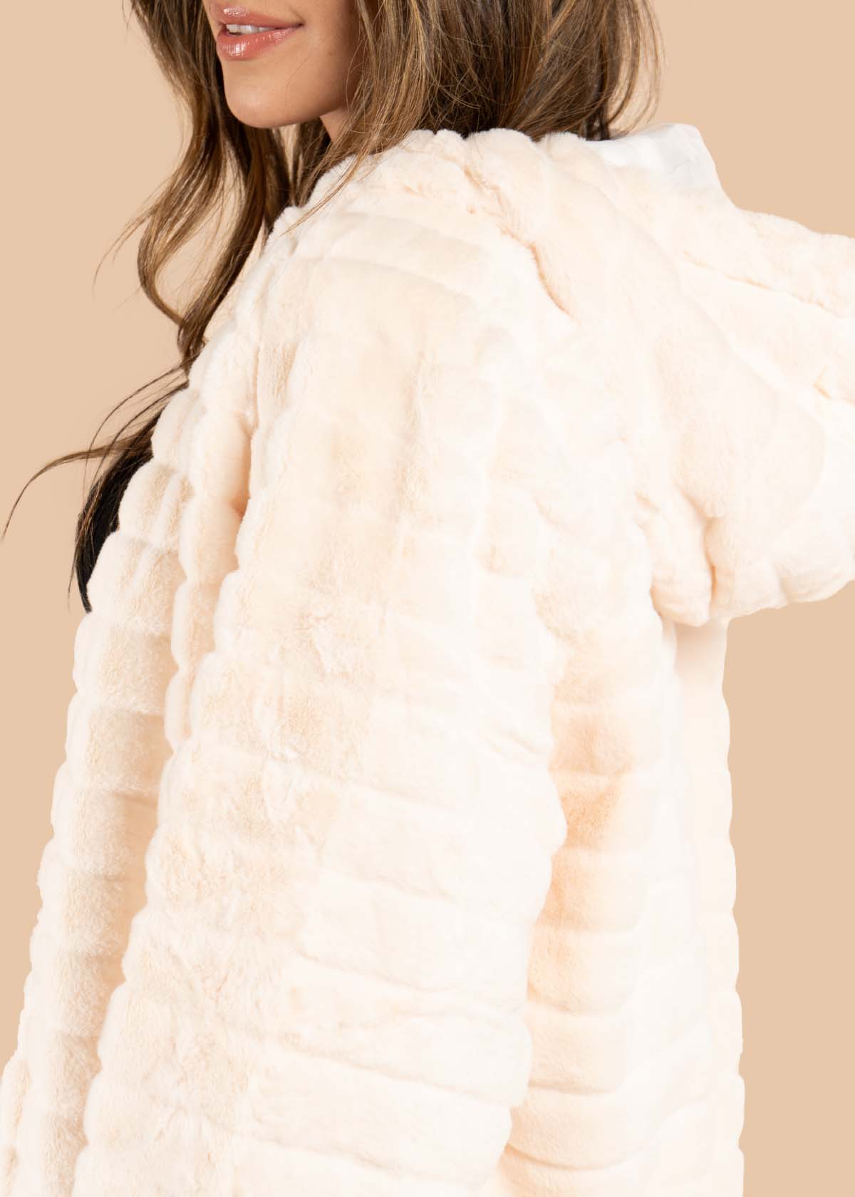 Chaqueta color beige con capota 105465