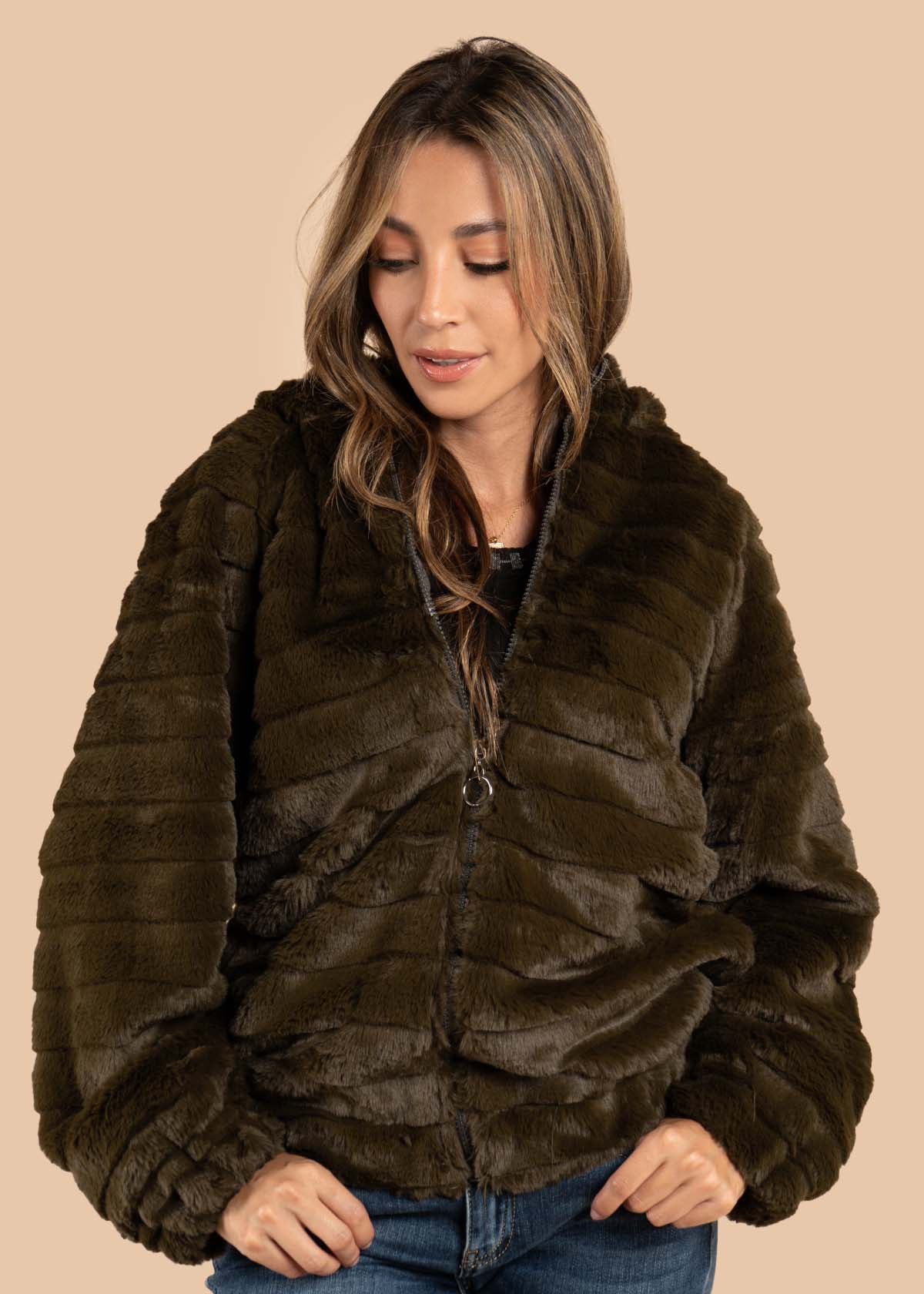 Chaqueta color verde con capota 105465