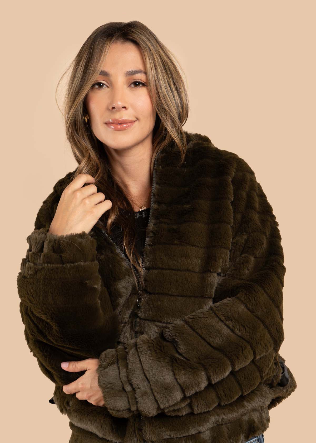 Chaqueta color verde con capota 105465