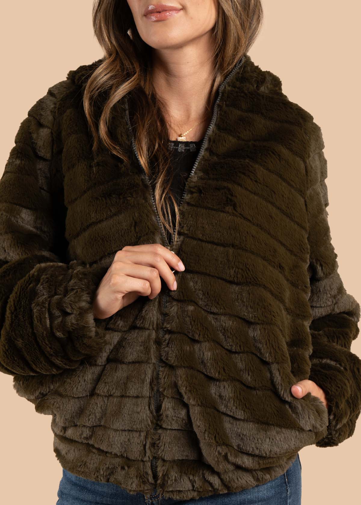 Chaqueta color verde con capota 105465