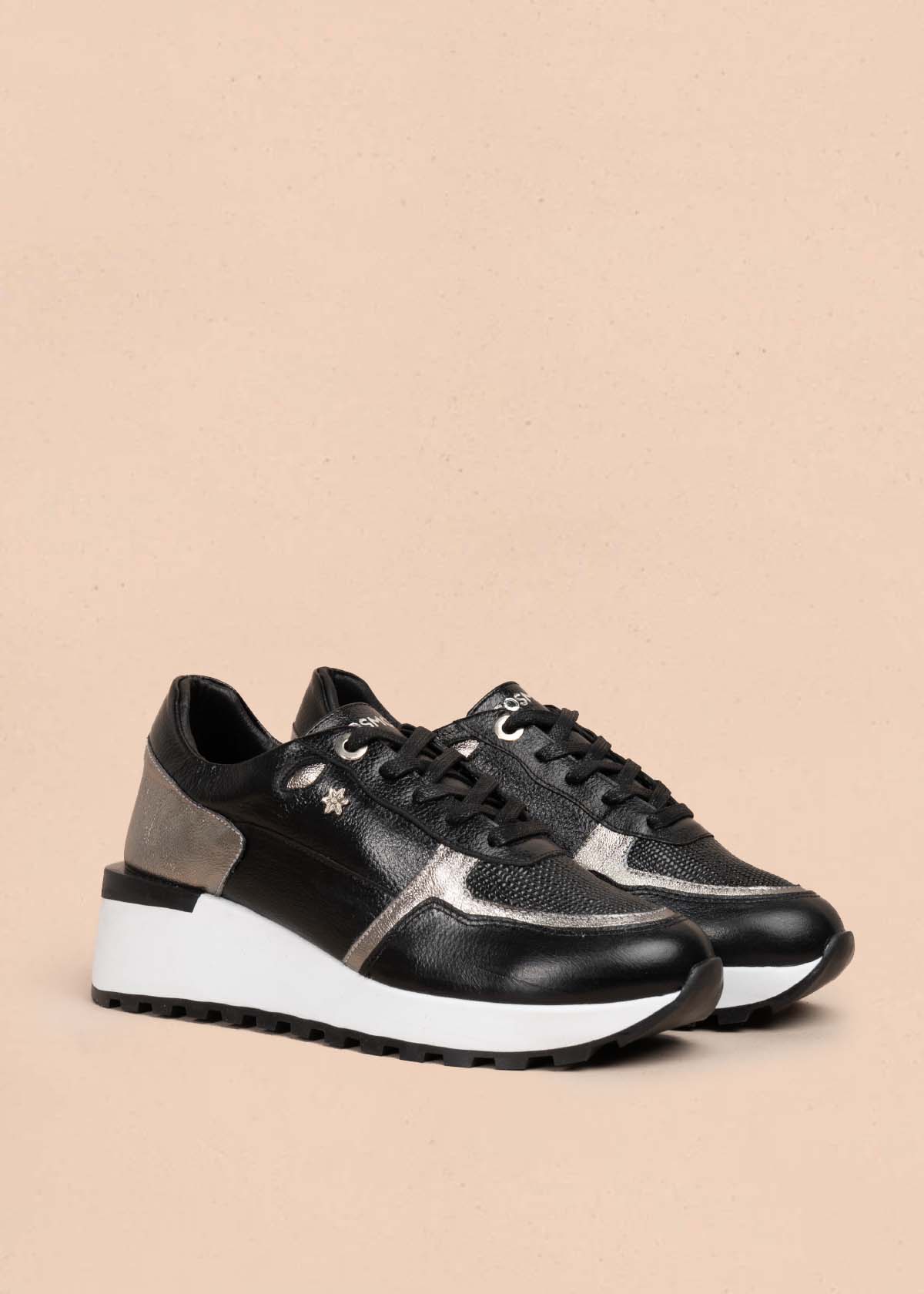 Tenis casuales en cuero color negro con textura croco 105478