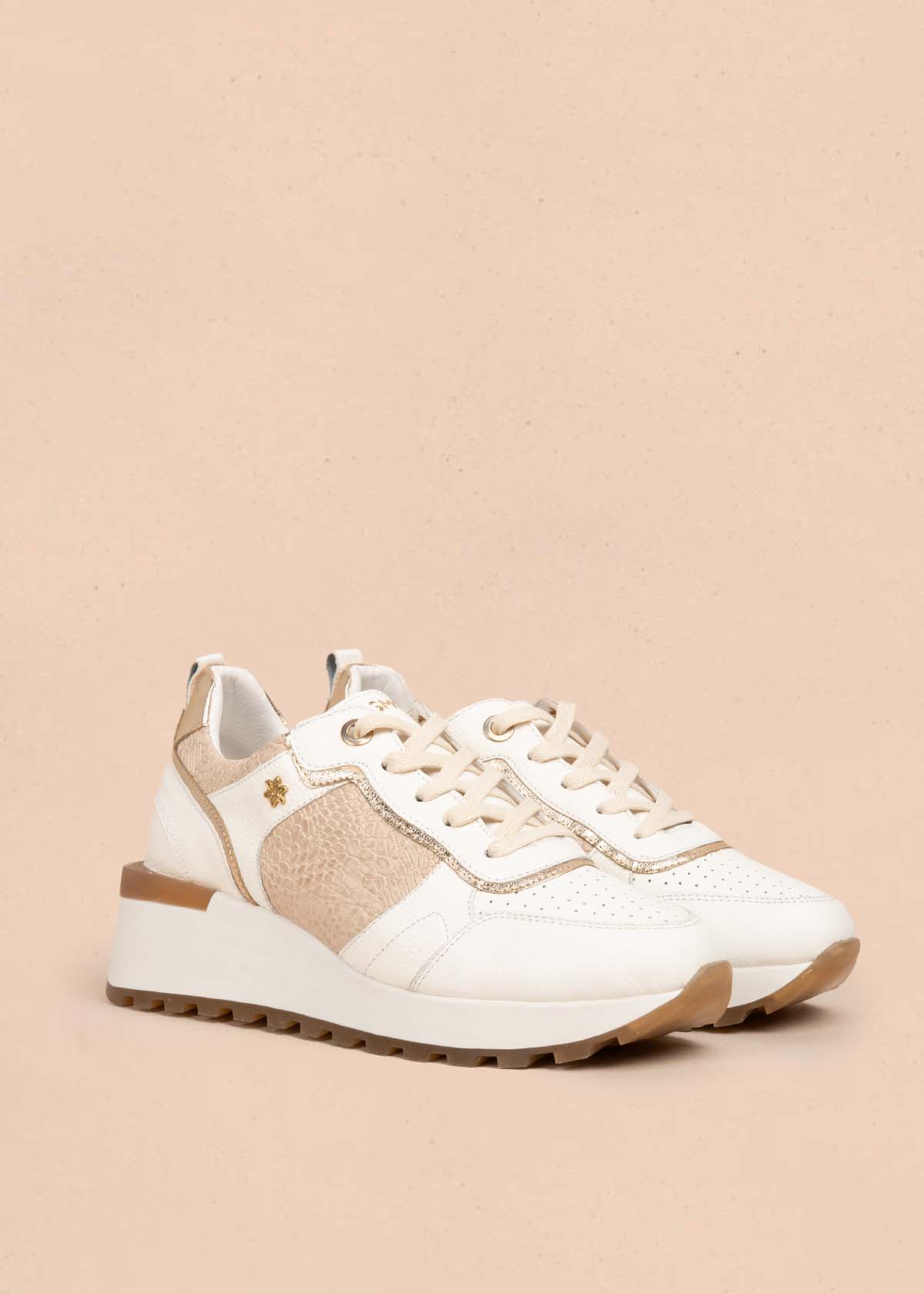 Tenis casuales en cuero color champaña con textura croco 105479