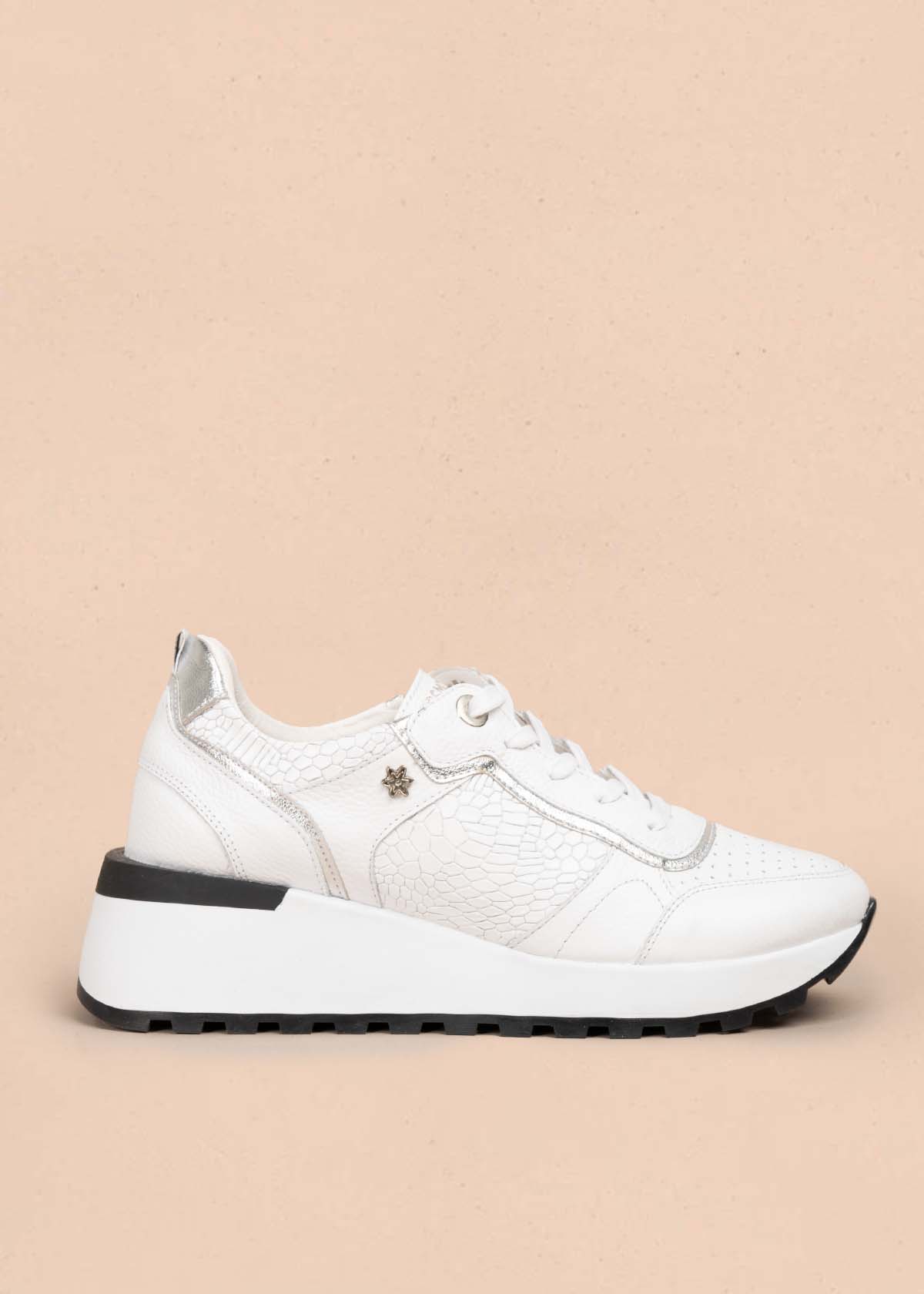 Tenis casuales en cuero color plata con textura croco 105479