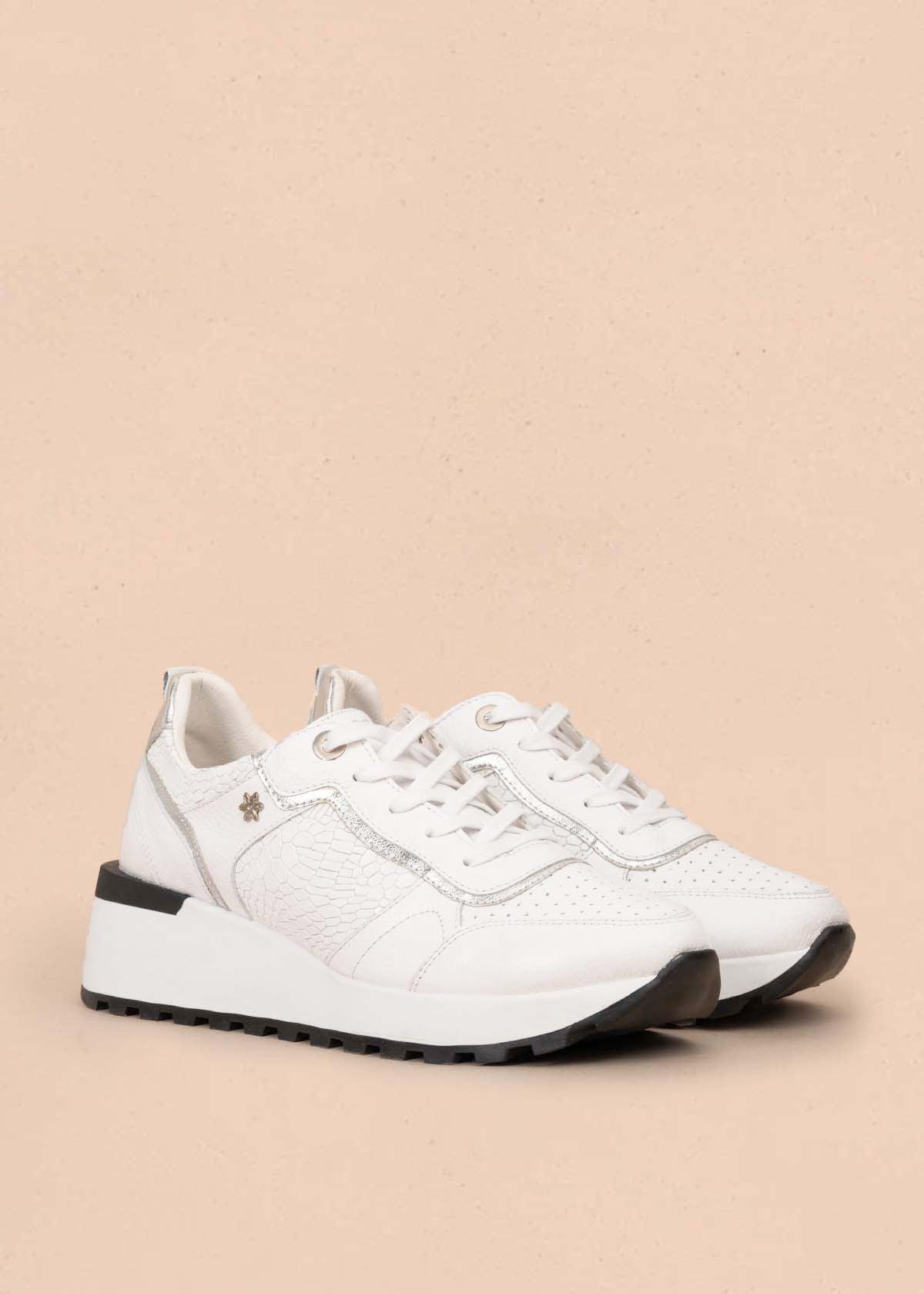 Tenis casuales en cuero color plata con textura croco 105479