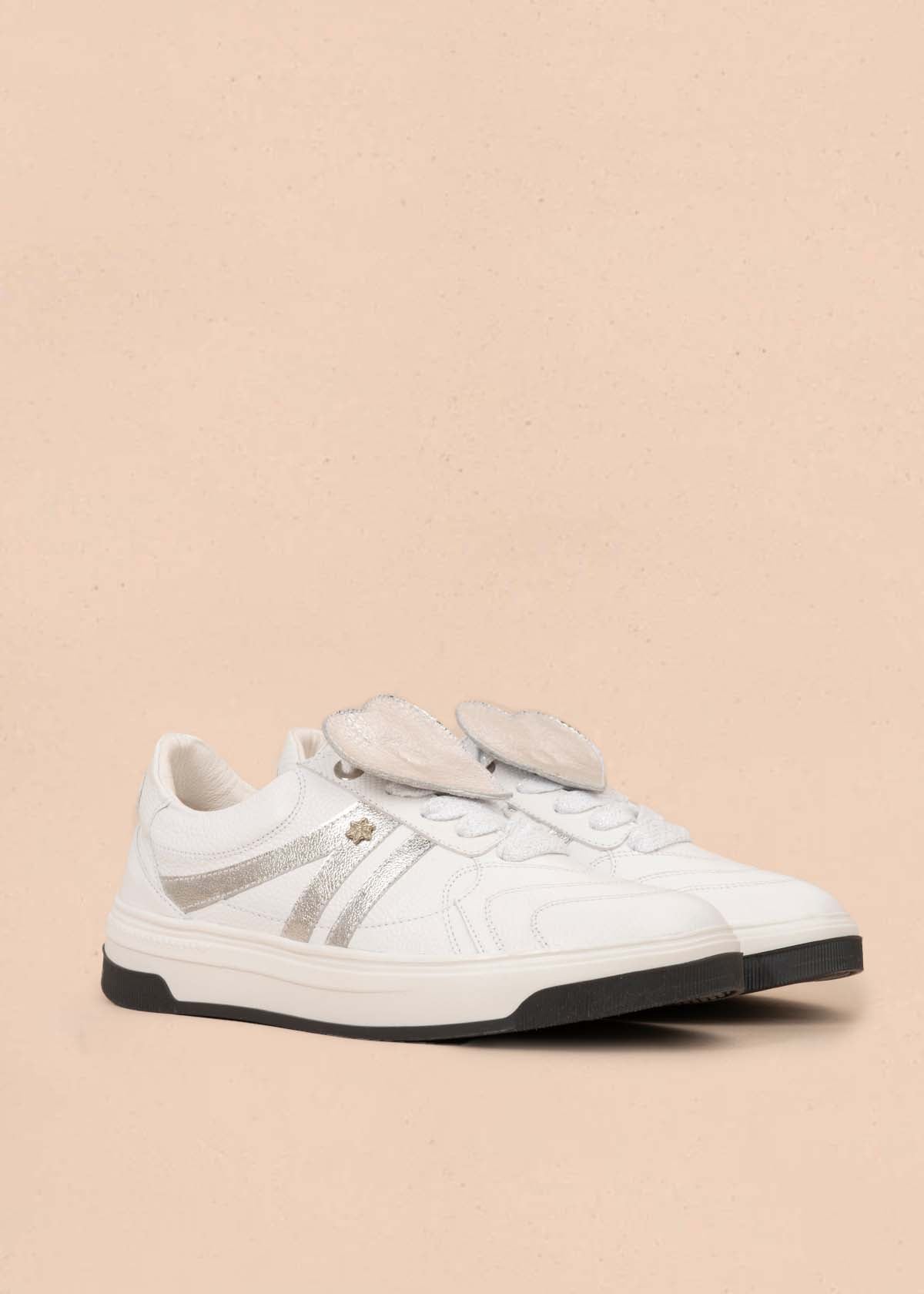 Tenis casuales en cuero color blanco con detalles plateados 105485