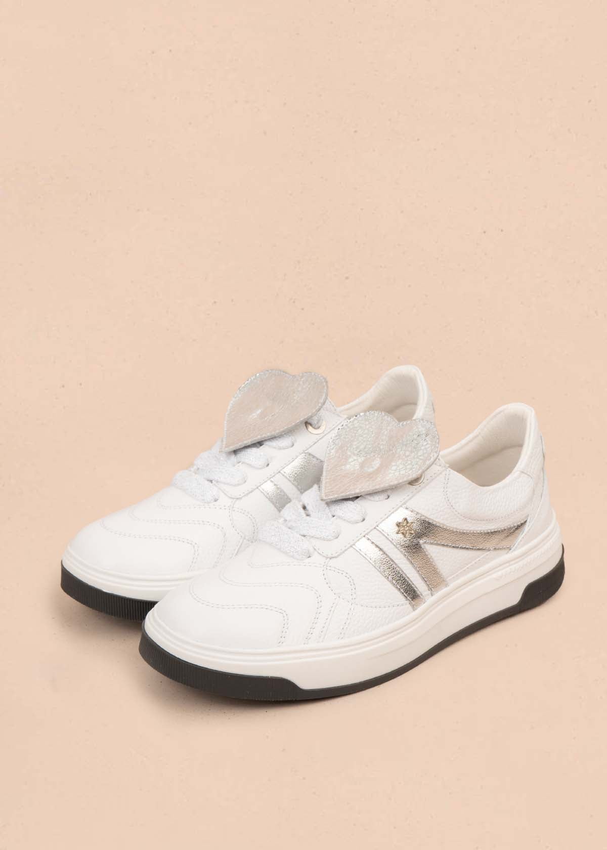 Tenis casuales en cuero color blanco con detalles plateados 105485