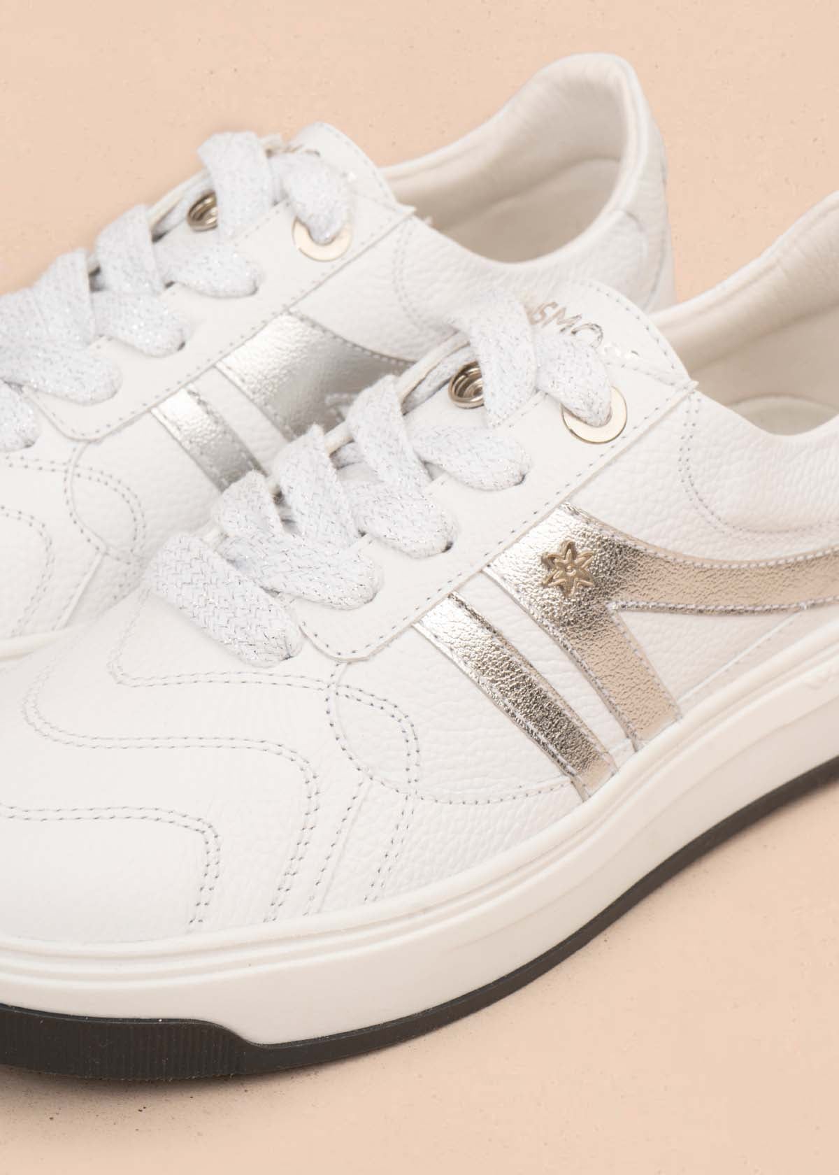 Tenis casuales en cuero color blanco con detalles plateados 105485