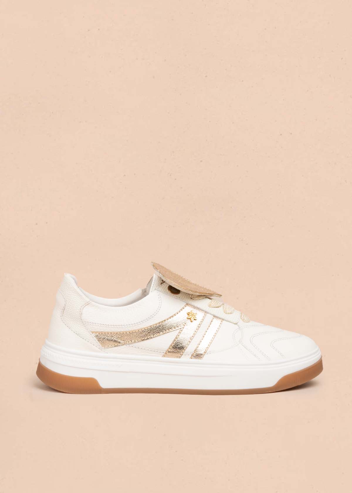 Tenis casuales en cuero color talco con detalles dorados 105485