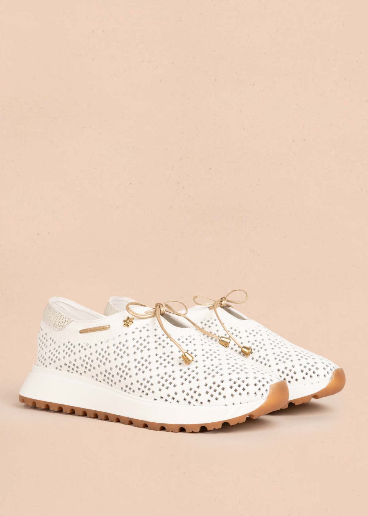 Tenis casuales en cuero color blanco con perforaciones 105492