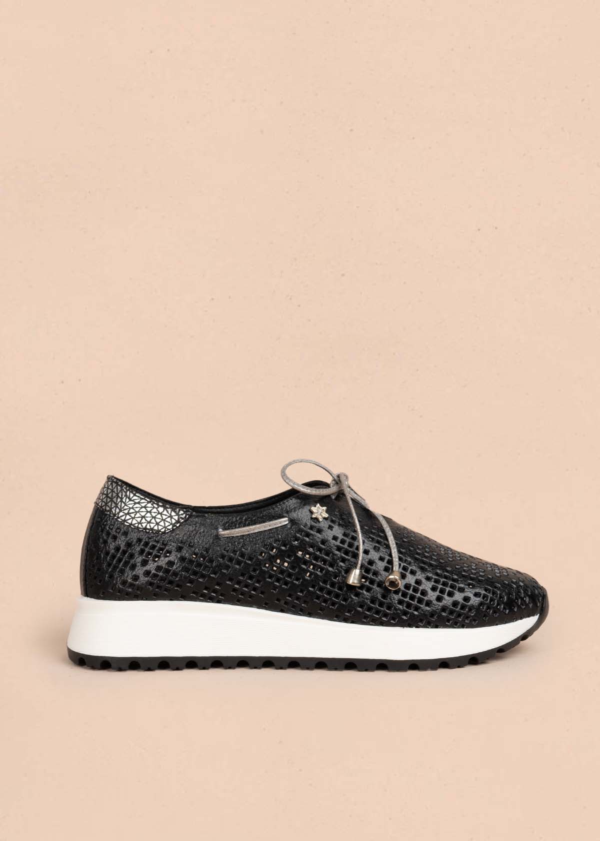 Tenis casuales en cuero color negro con perforaciones 105492