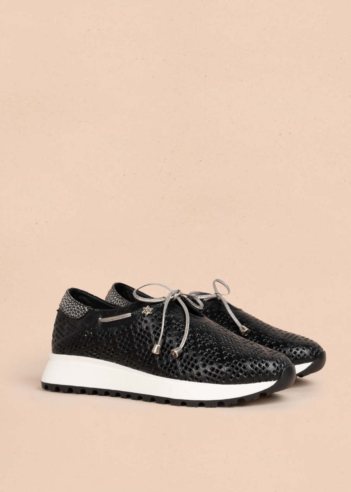 Tenis casuales en cuero color negro con perforaciones 105492