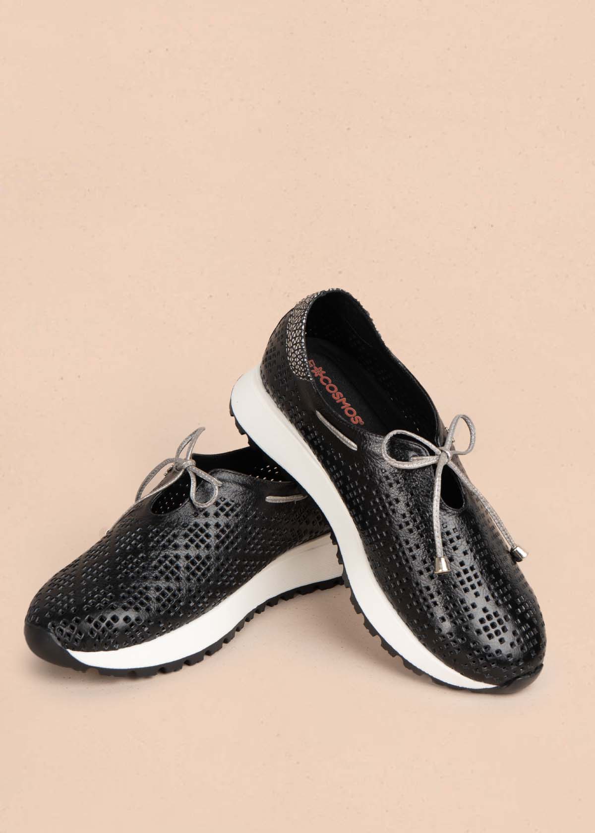 Tenis casuales en cuero color negro con perforaciones 105492
