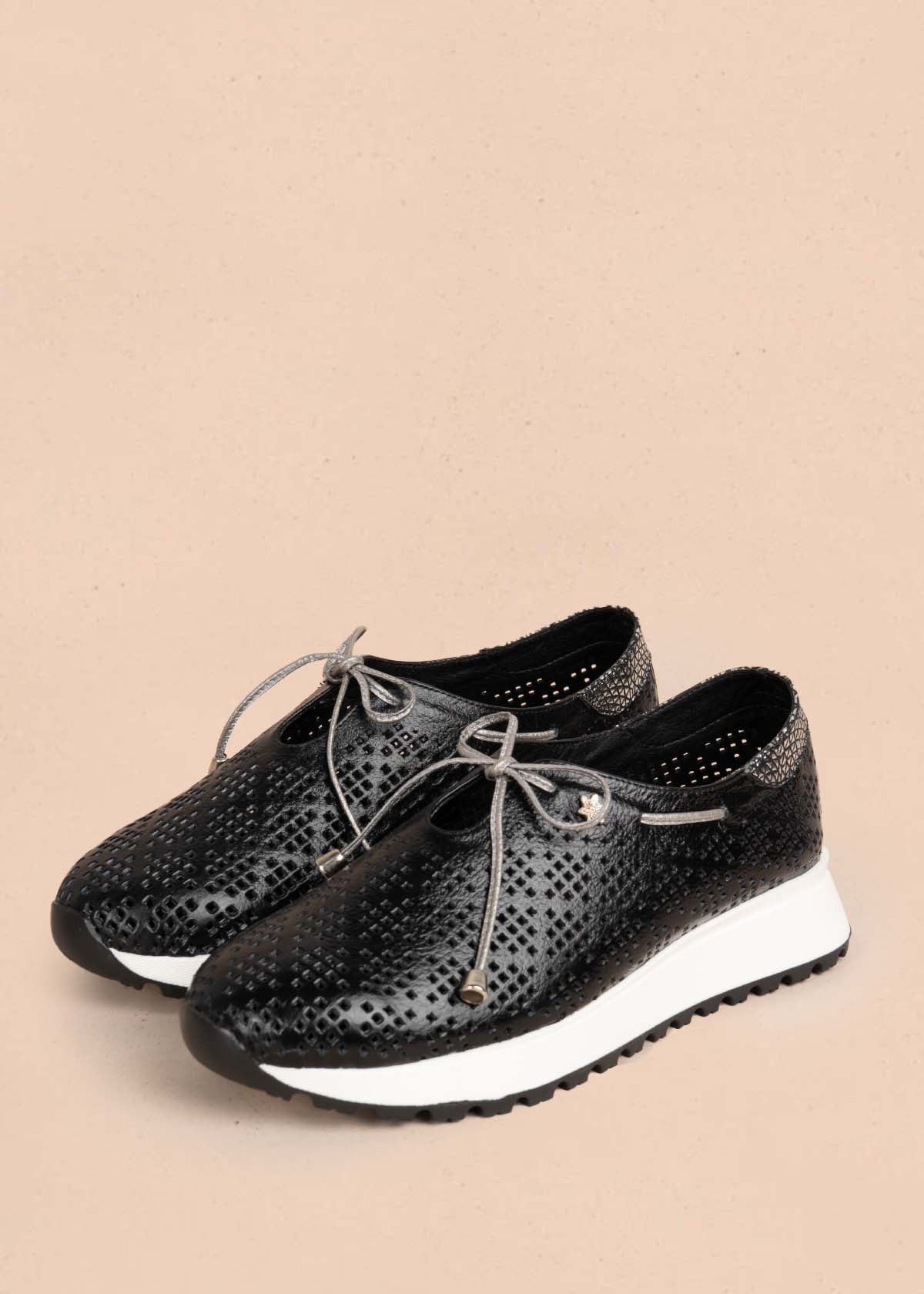 Tenis casuales en cuero color negro con perforaciones 105492