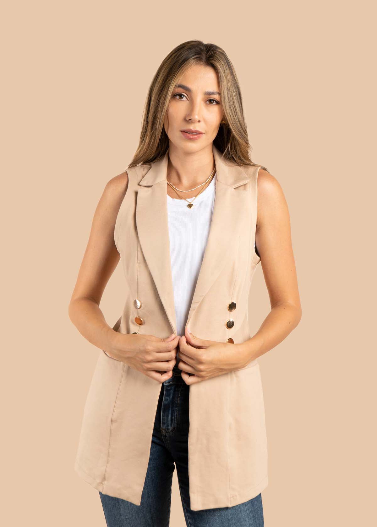 Chaleco color beige con bolsillos 105497