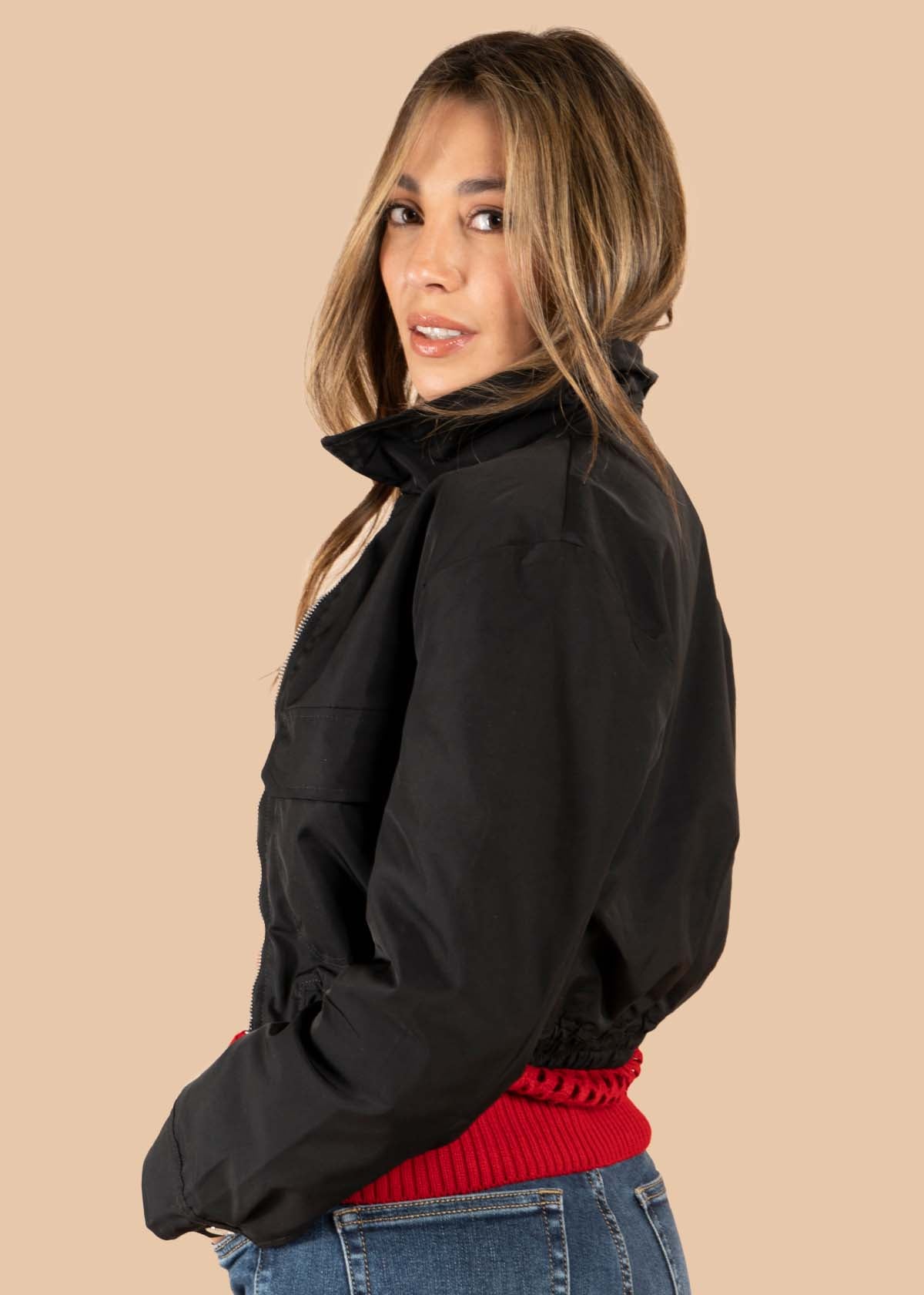 Chaqueta color negro con resorte en cintura 105498