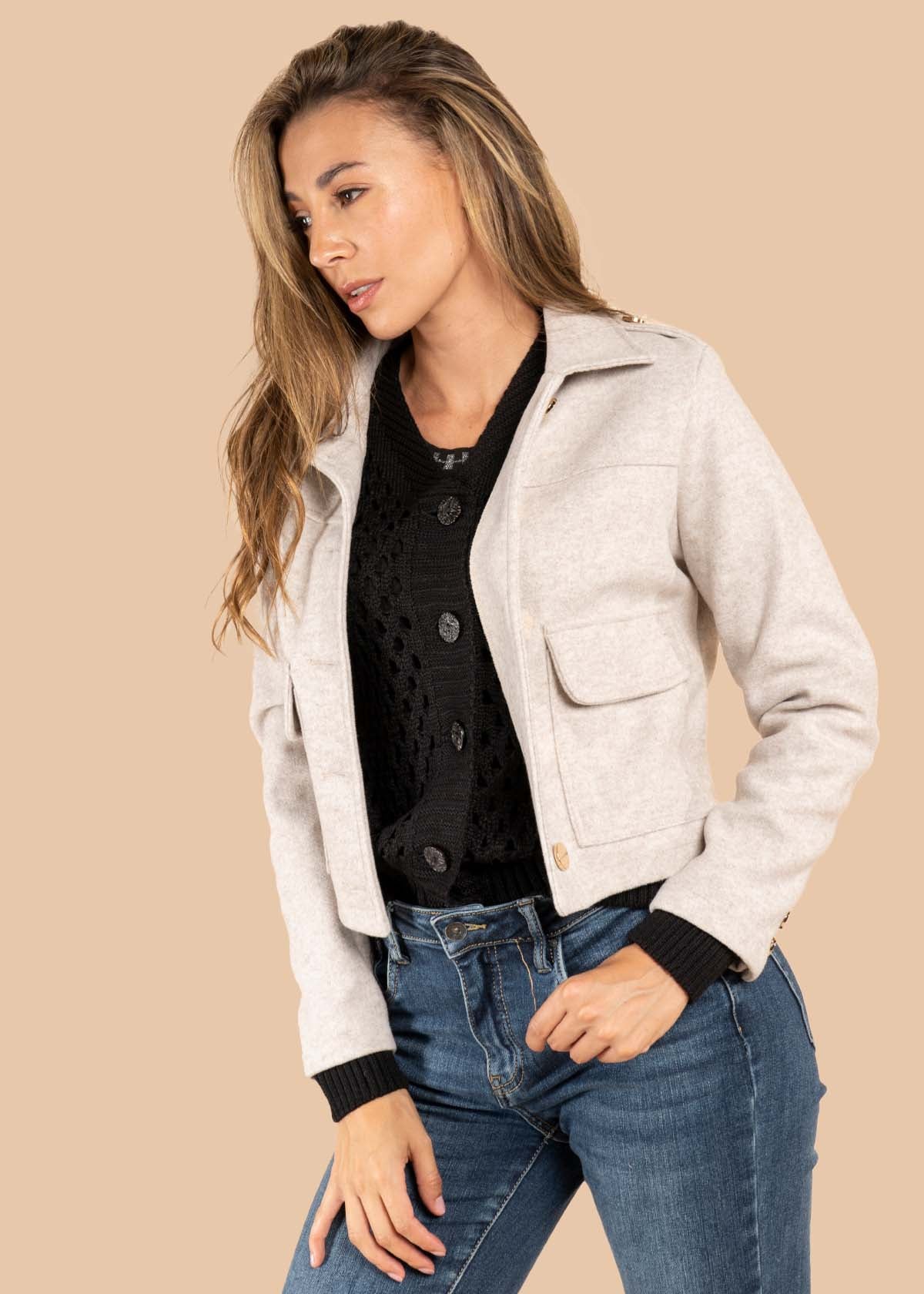 Chaquetas color beige con bolsillos 105501
