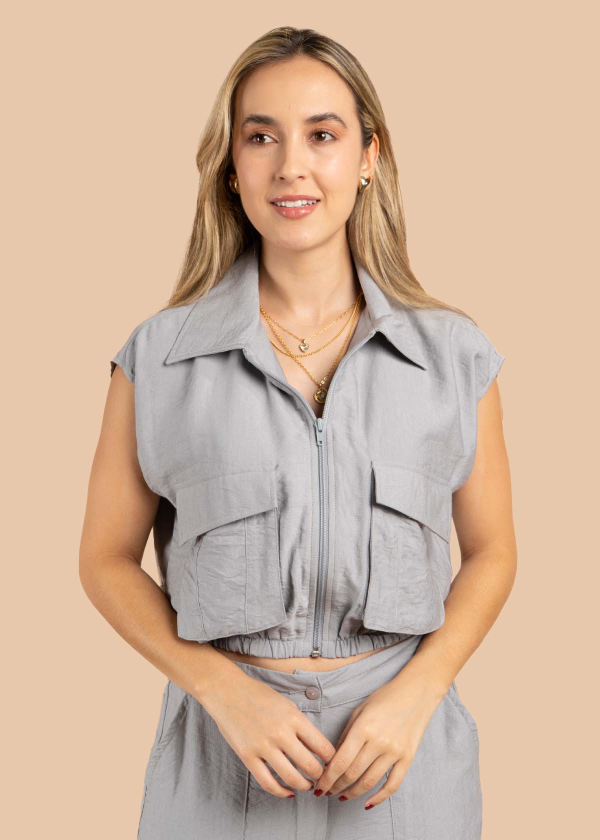 Chaleco color gris con cierre y resorte en cintura 105528