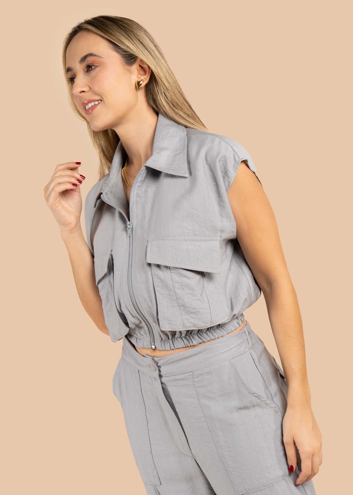 Chaleco color gris con cierre y resorte en cintura 105528