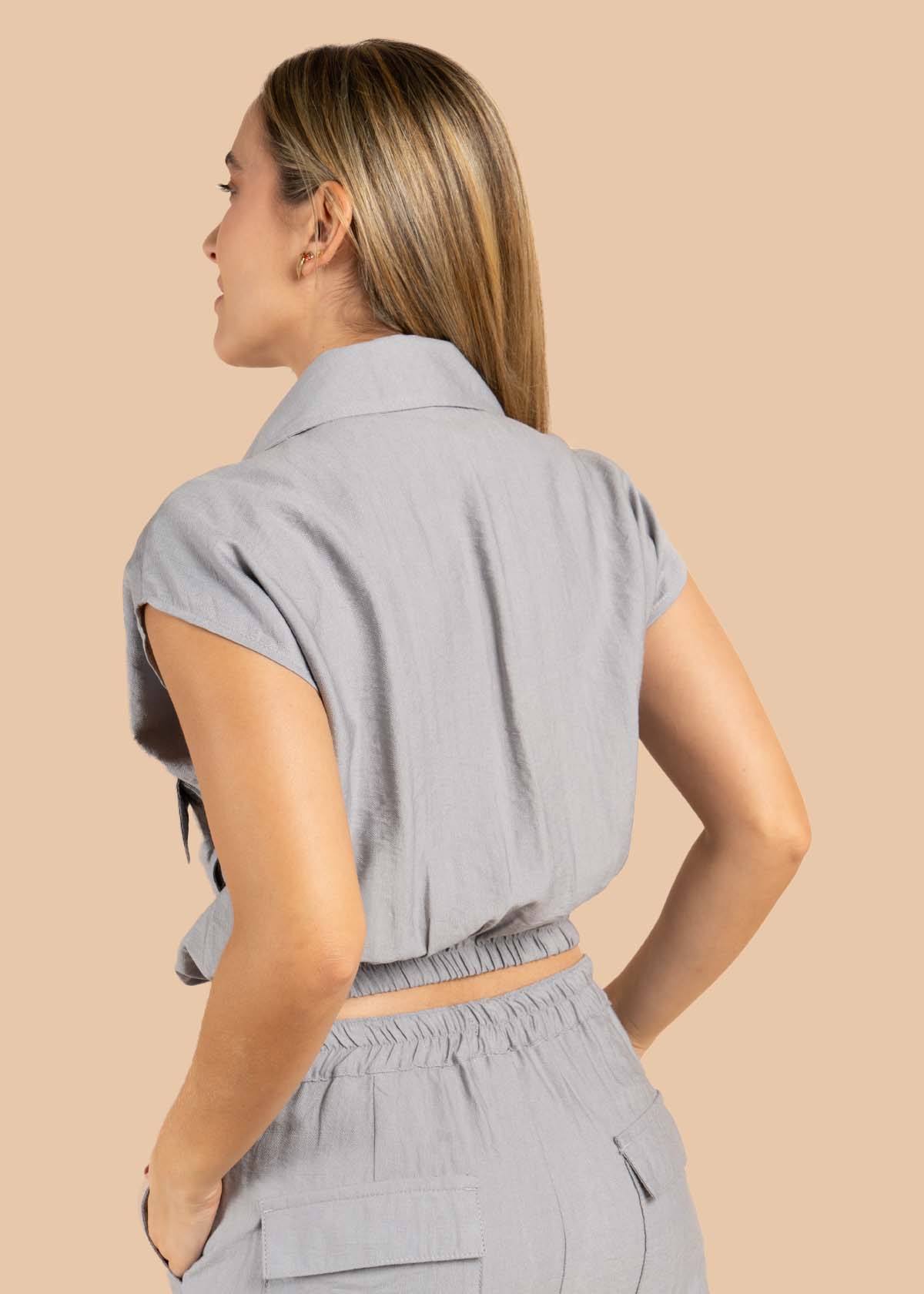 Chaleco color gris con cierre y resorte en cintura 105528