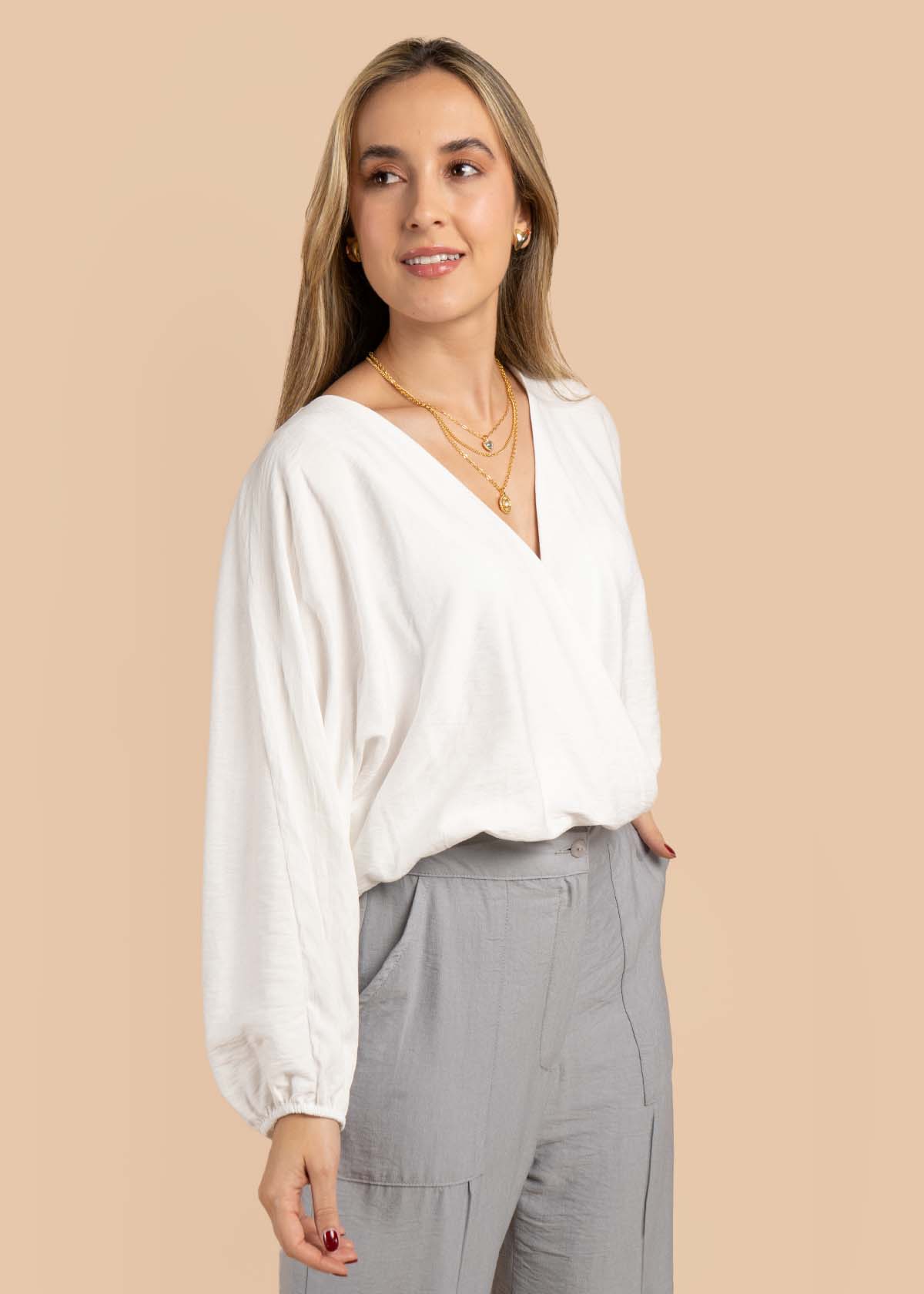 Blusa color blanco con cuello V  105531