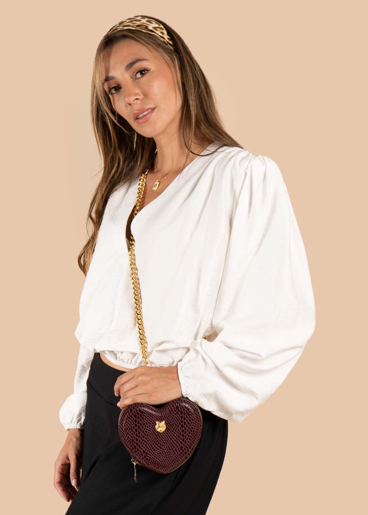 Blusa color blanco con cuello en V y resorte en cintura 105534