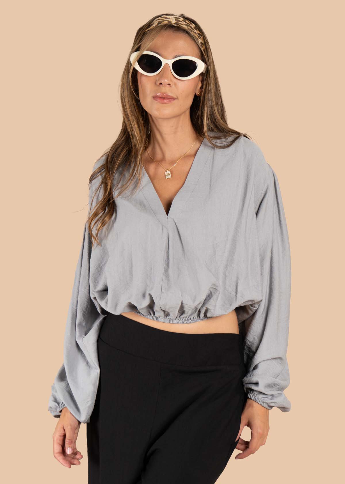 Blusa color gris con cuello en V y resorte en cintura 105534