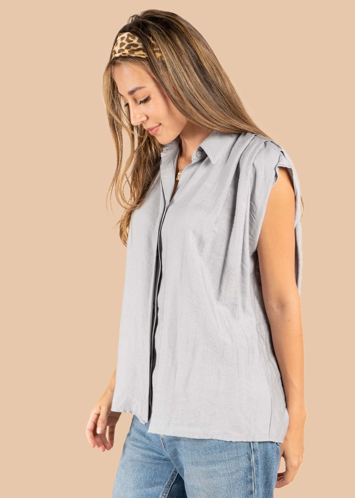 Blusa color gris con cuello solapa 105538