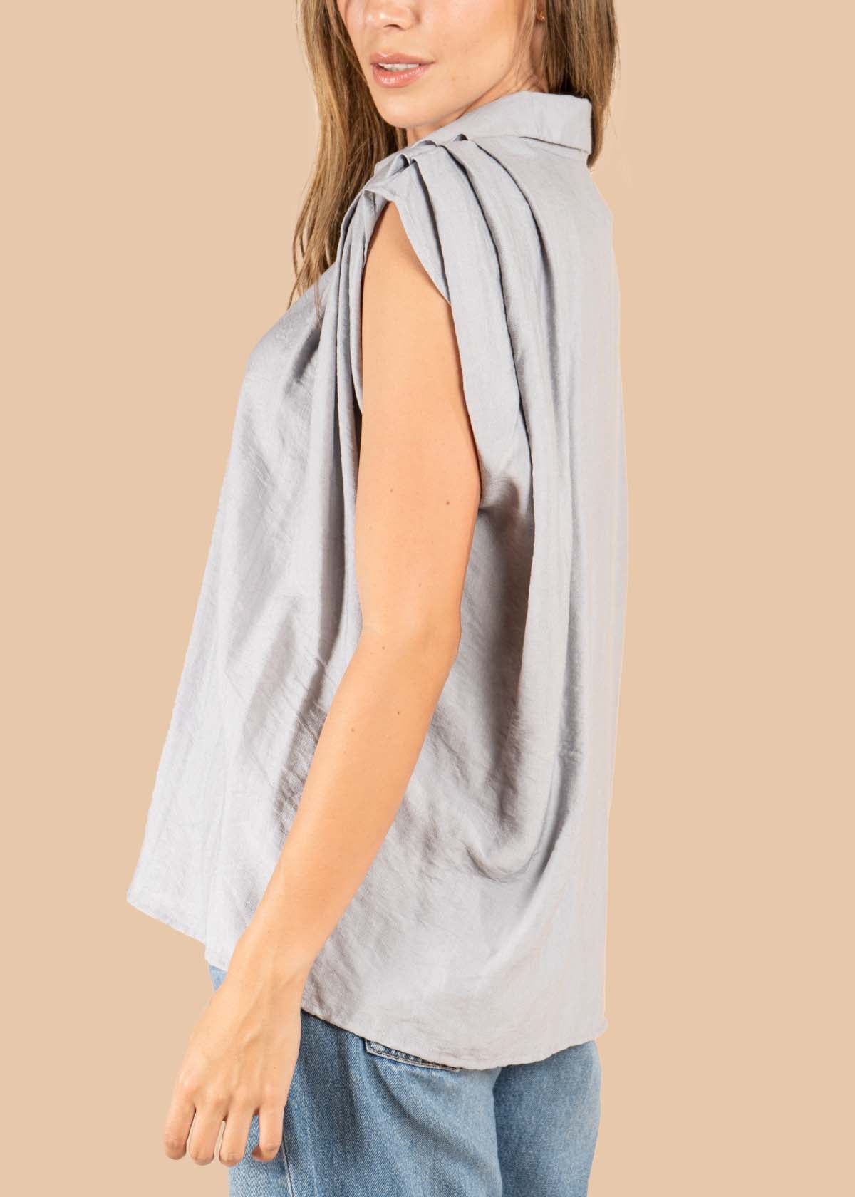Blusa color gris con cuello solapa 105538