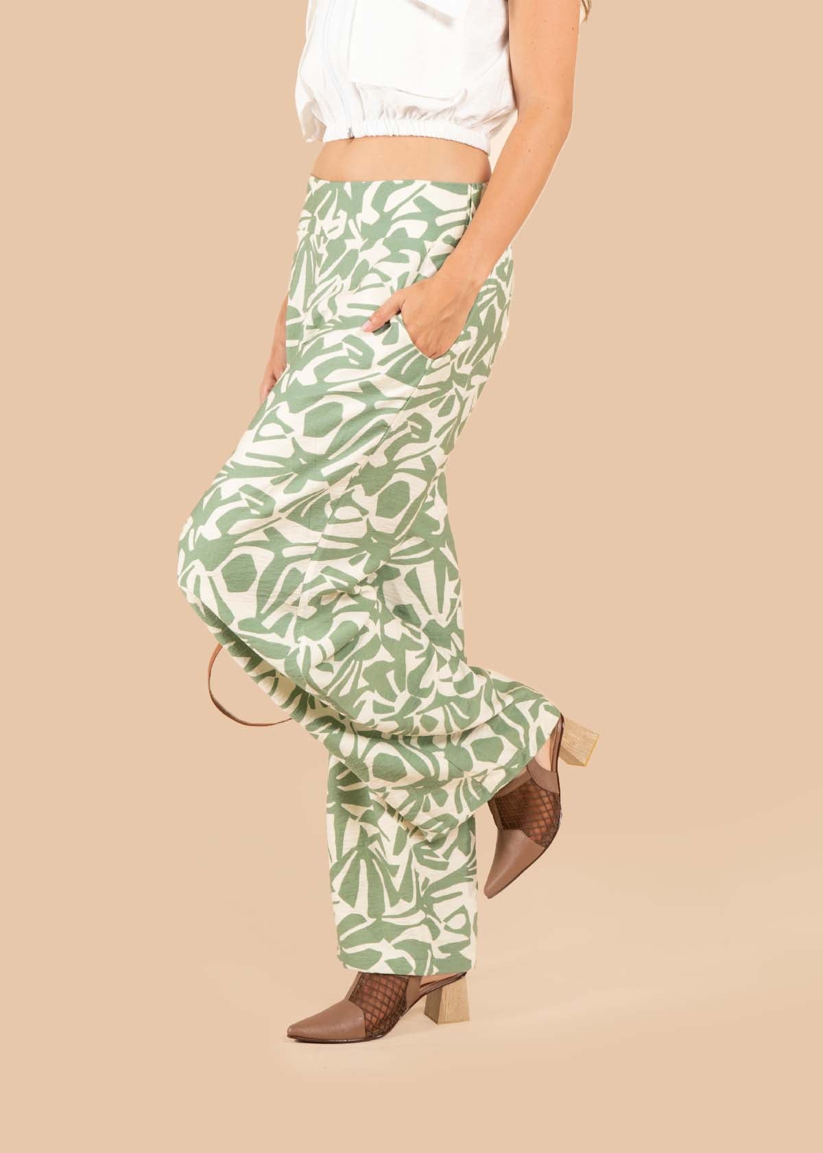 Pantalón color verde con estampado 105545