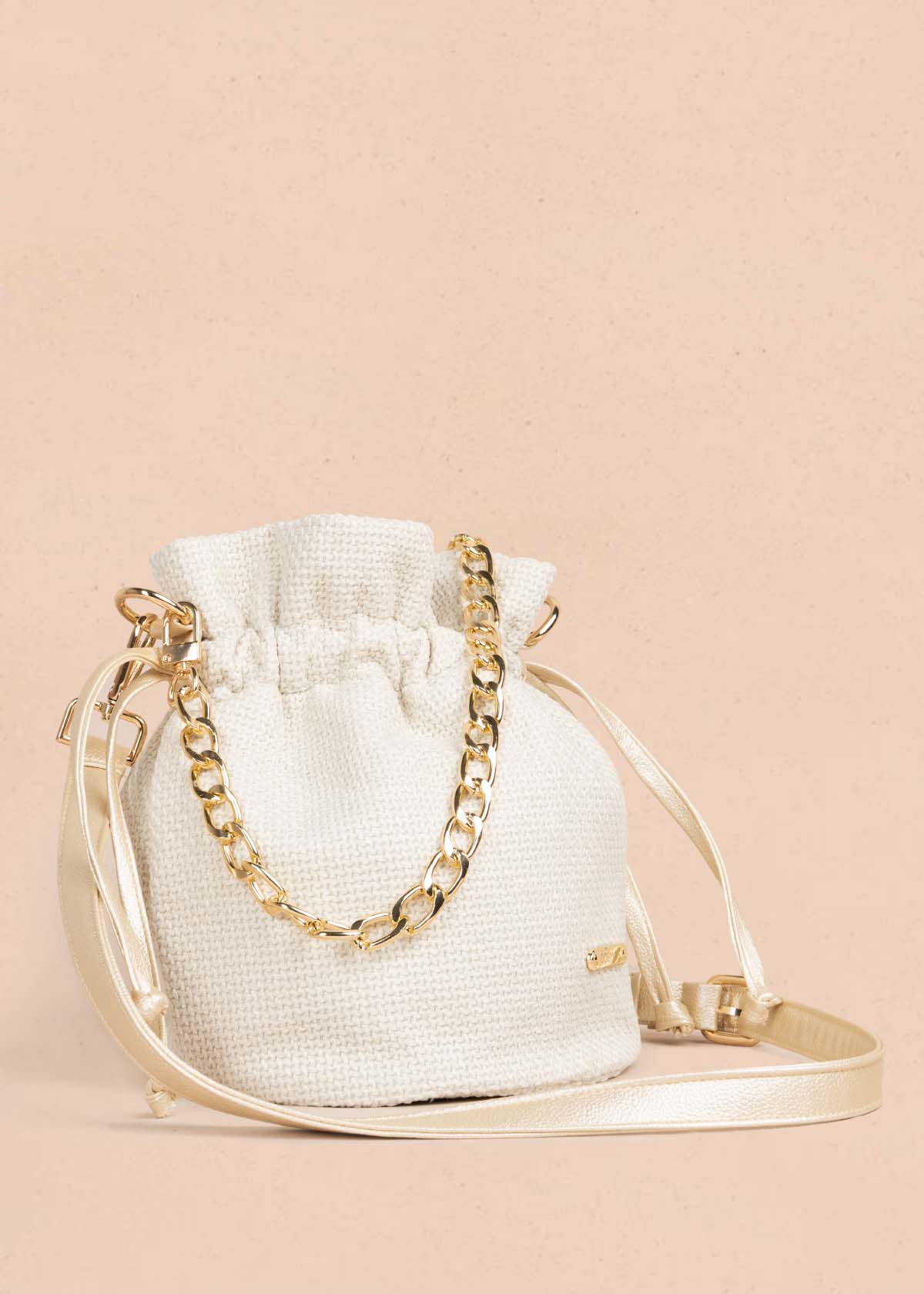 Bolso manos libres color blanco con cadena  105563