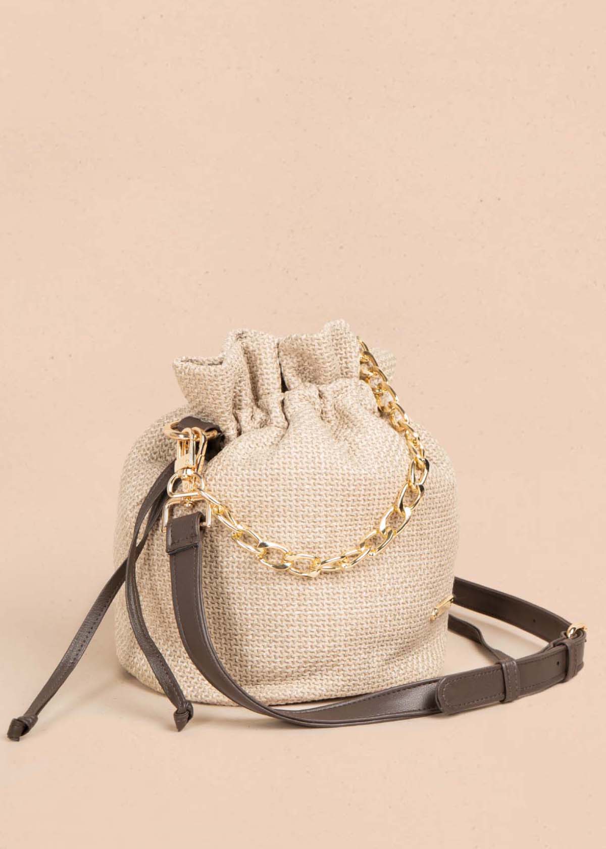 Bolso manos libres color camel con cadena 105563