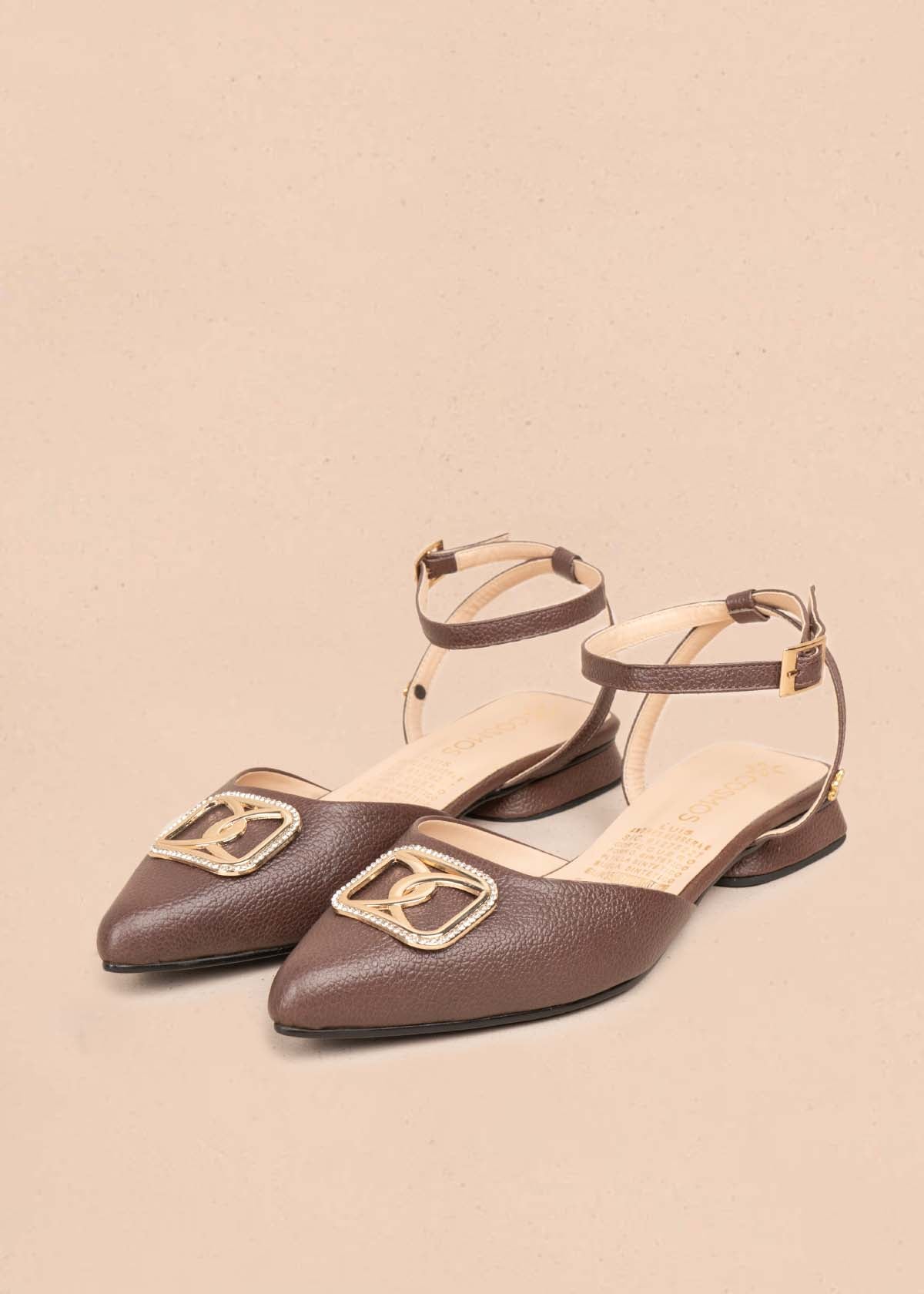 Tacones trabilla en cuero color café con herraje dorado 105573