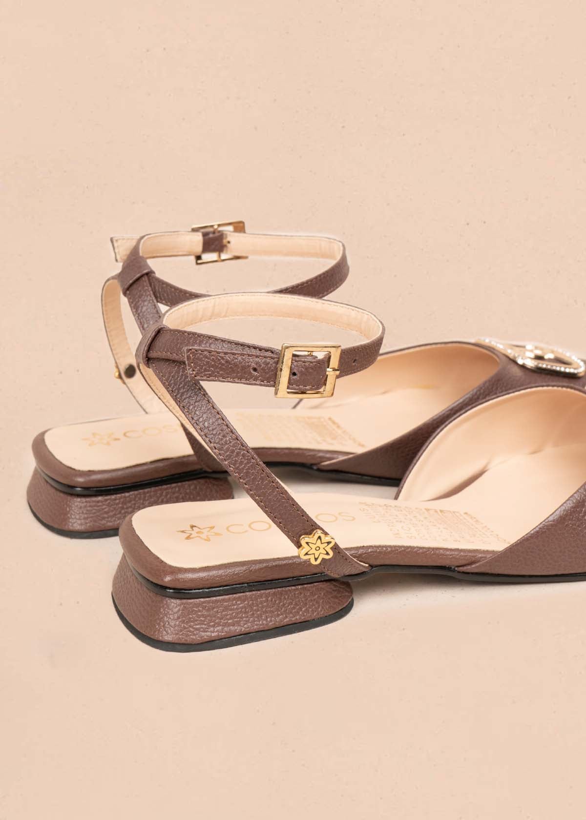 Tacones trabilla en cuero color café con herraje dorado 105573