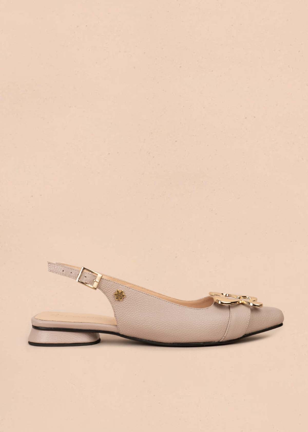 Tacones trabilla en cuero color taupe con herraje dorado 105574