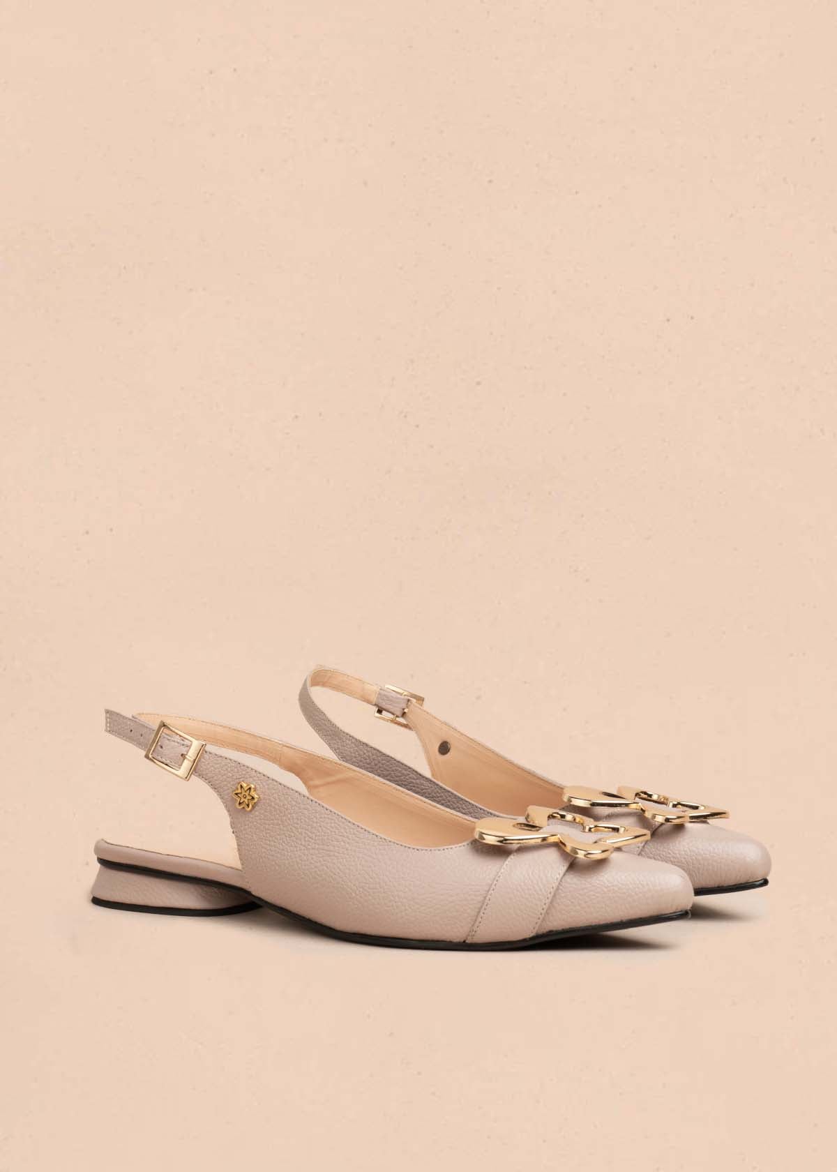 Tacones trabilla en cuero color taupe con herraje dorado 105574