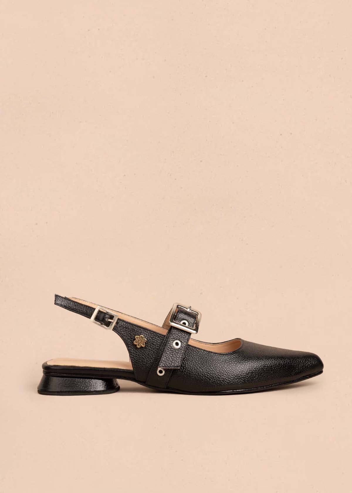 Tacones trabilla en cuero color negro con correa en empeine 105575
