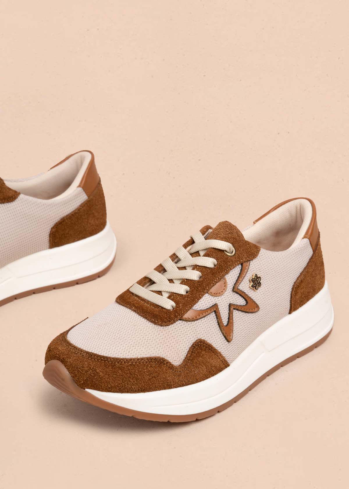 Tenis casuales en cuero color miel con átomo cosmos 105589