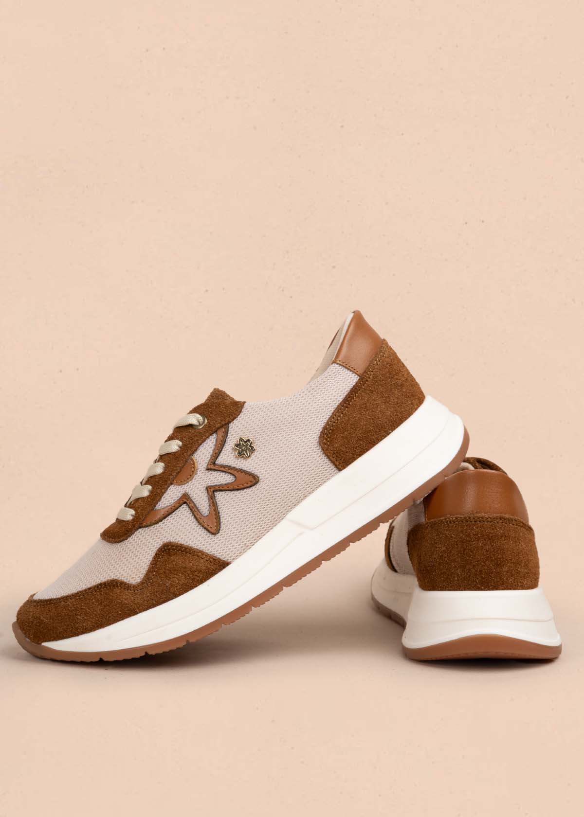 Tenis casuales en cuero color miel con átomo cosmos 105589