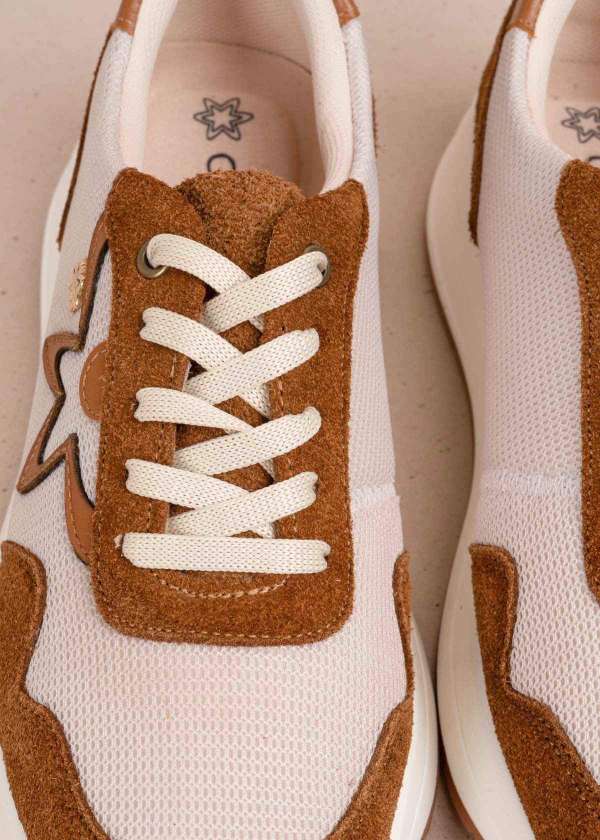 Tenis casuales en cuero color miel con átomo cosmos 105589