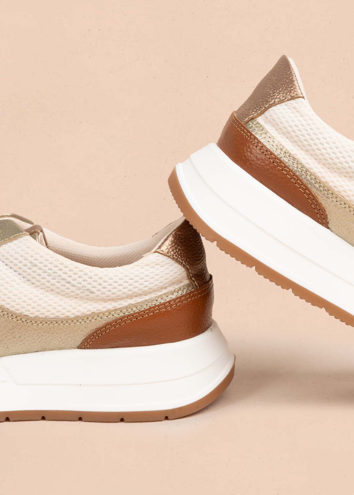Tenis casuales en cuero color champaña 105590