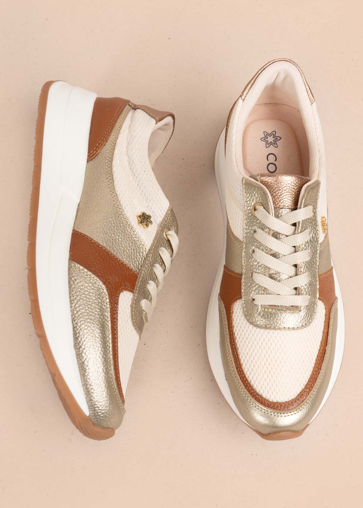 Tenis casuales en cuero color champaña 105590