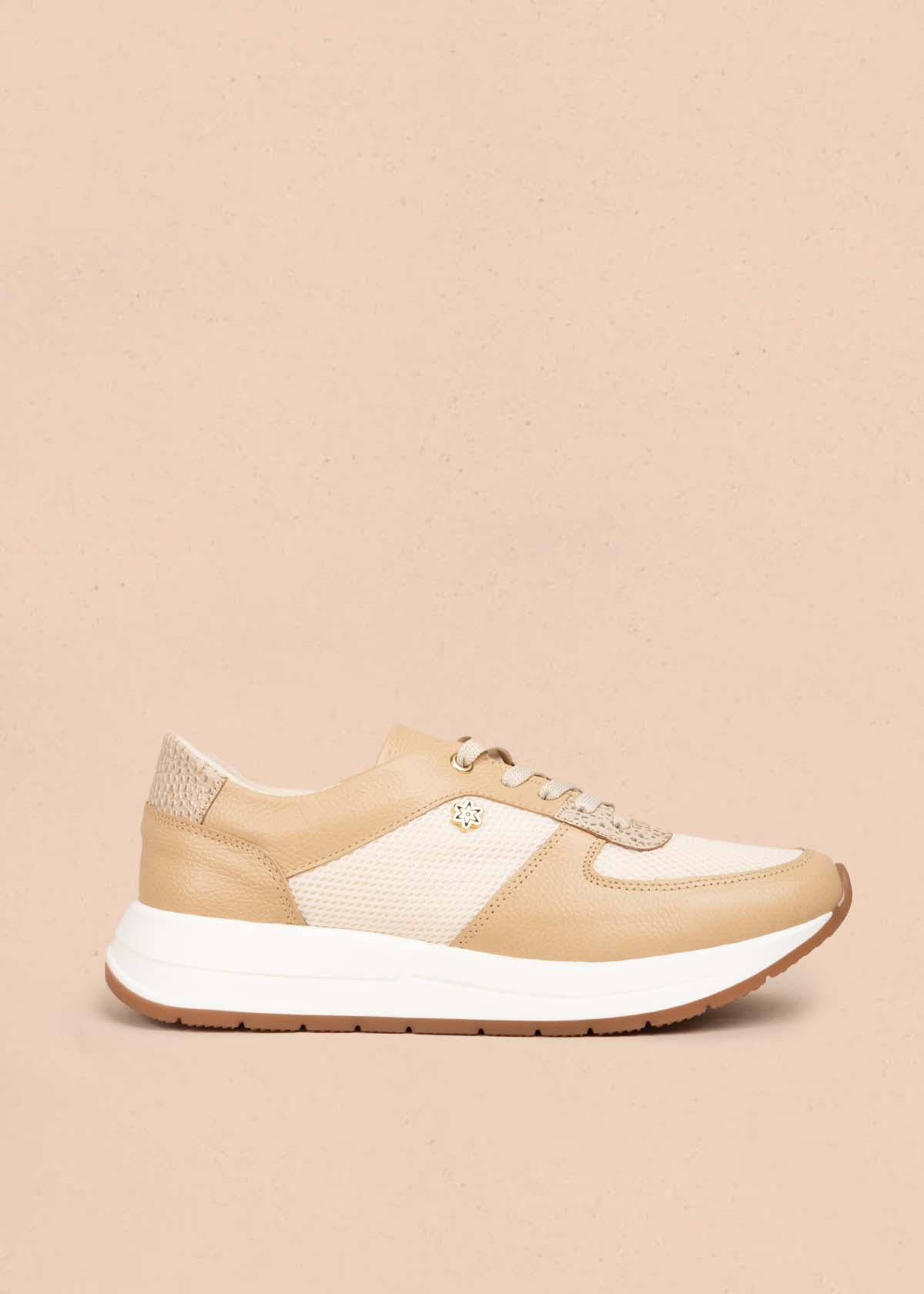 Tenis casuales en cuero color beige con folia 105592
