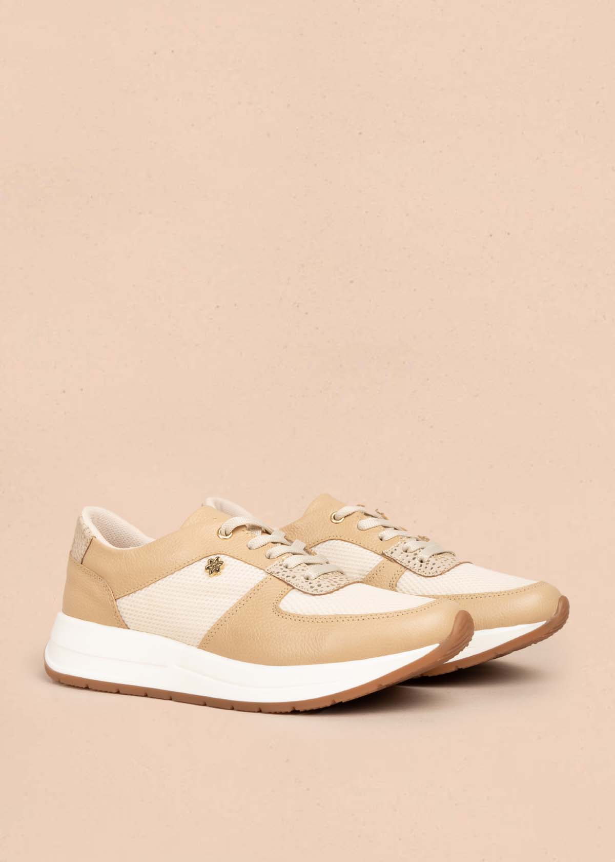 Tenis casuales en cuero color beige con folia 105592